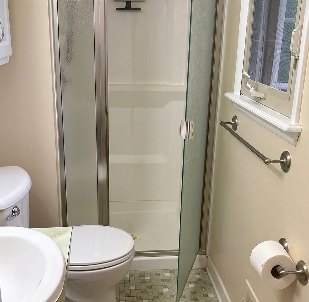 4 bed, 2102 sqft, $995 — Photo 2
