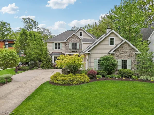 555 Cahoon Rd, Bay Village, OH 44140