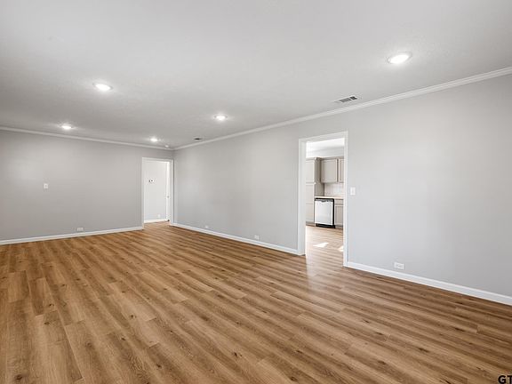 5th image of 402 Gay Ave