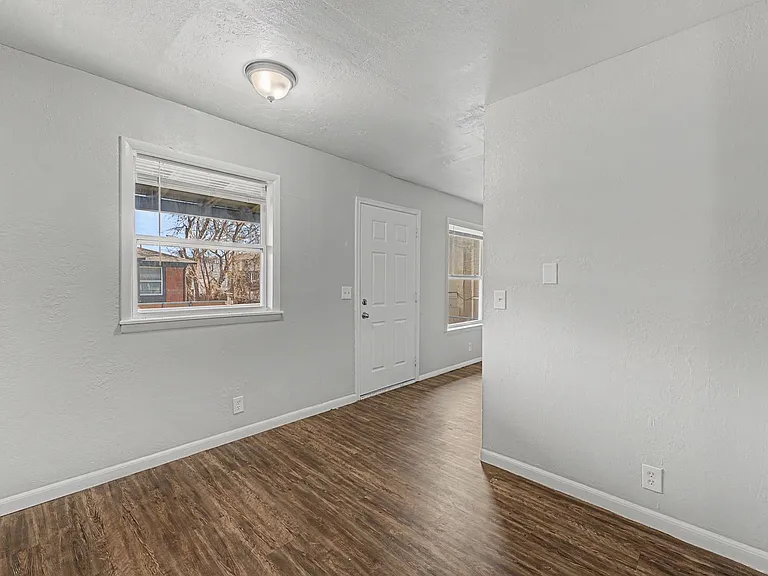 Charl Ann Apartments — Photo 16