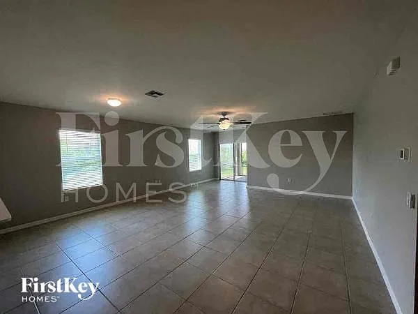 3 bed, 2.0 bath, 1756 sqft, $1,990 — Photo 2