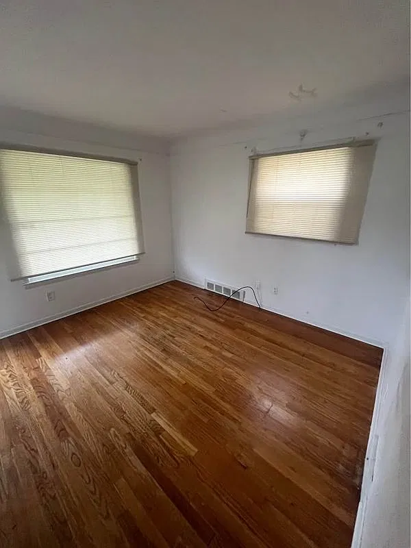 3 bed, 1.5 bath, 1029 sqft, $1,250 — Photo 2