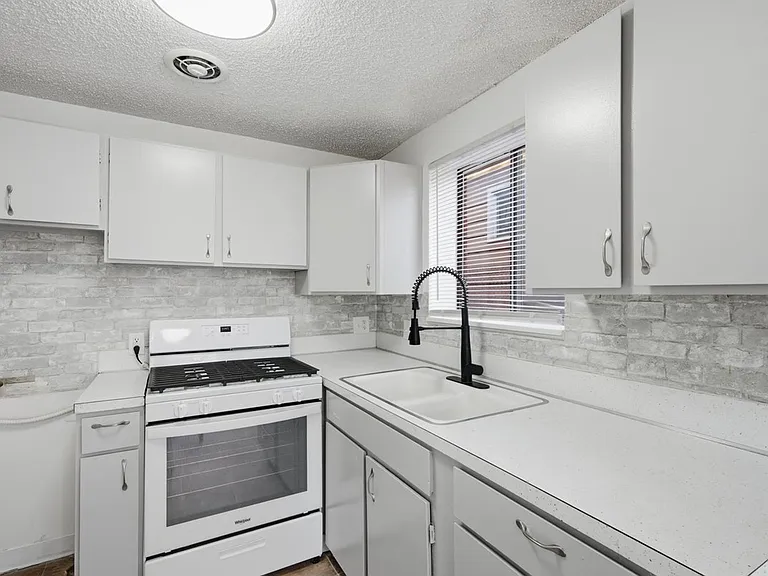 1010 S Windsor St — Photo 5