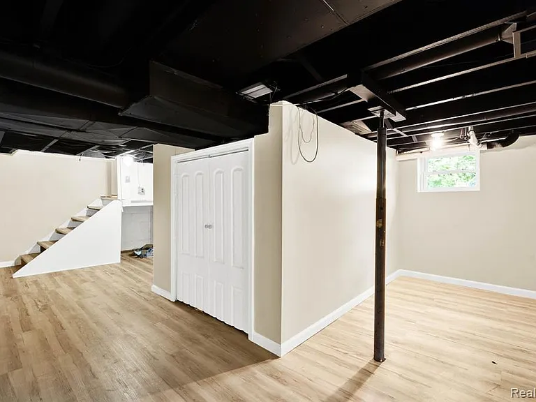 23248 Helen St — Photo 28