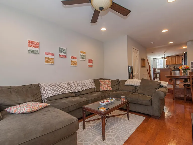 1733 Light St — Photo 5