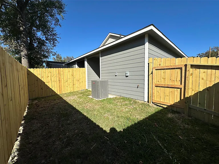 505 Young St #A — Photo 40