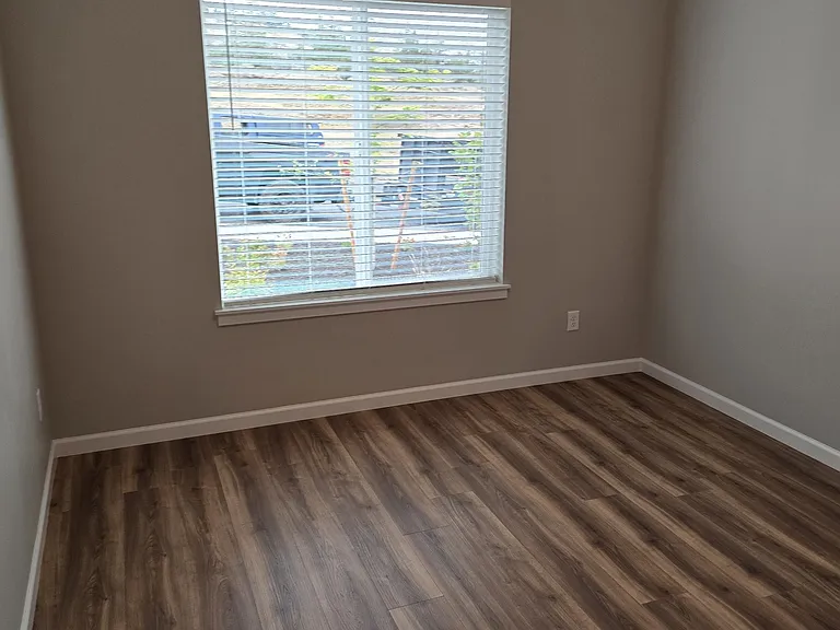 579 SW H St — Photo 20
