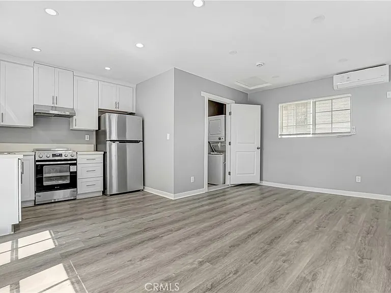 1823 3/4 S Van Ness Ave — Photo 2