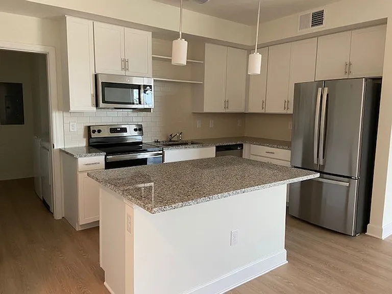 San Carlos Apartments — Photo 28