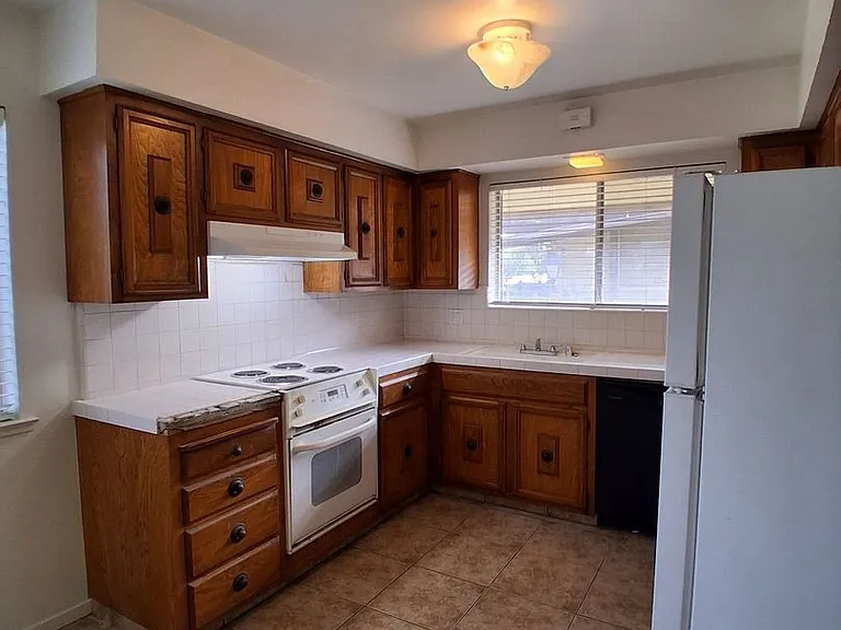 1493 W Fairmont — Photo 2