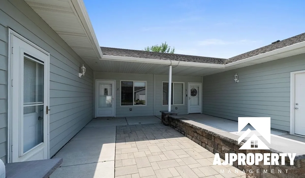 Building Photo - 703 N Mundt Ave