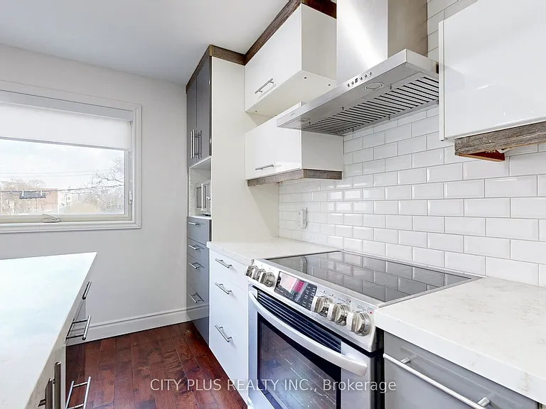704 Bloor St W — Photo 18