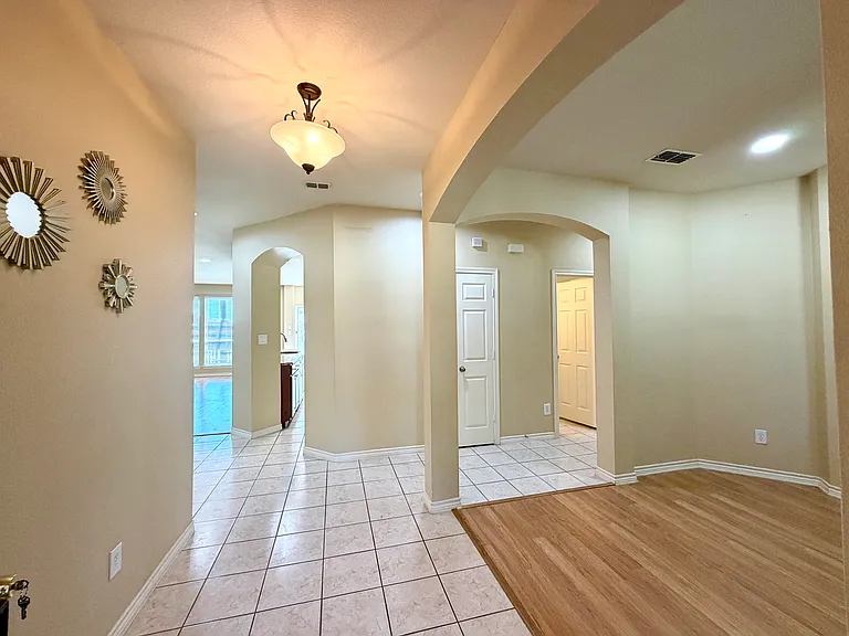 902 Rockton Dr — Photo 7