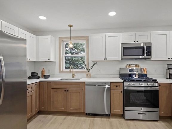 3rd image of 19 Newbury St #2