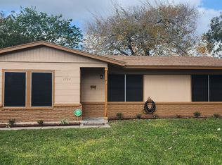 1704 E Locust Ave, Victoria, TX 77901