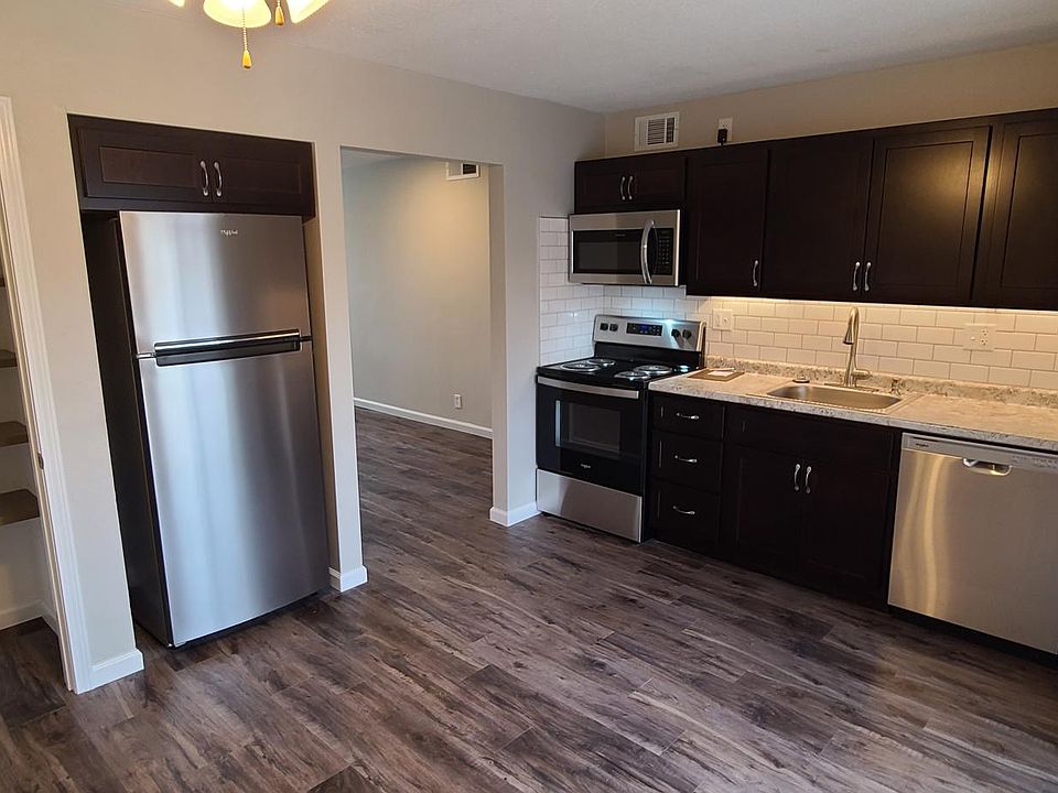 Eat-In kitchen - new stainless steel appliances and large pantry.