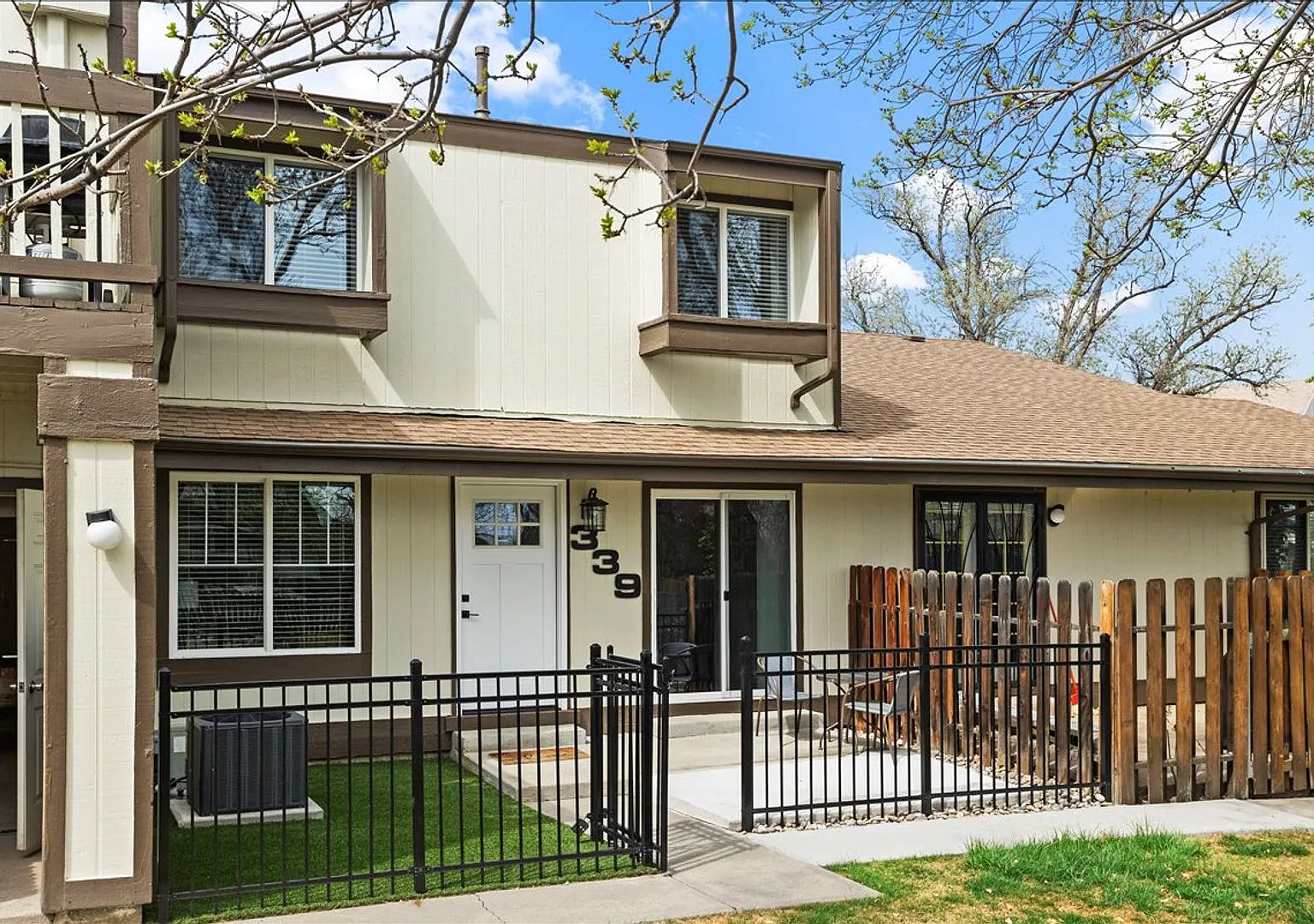 Charming Townhome Overlooking Lake Arbor Golf Course — Photo 2