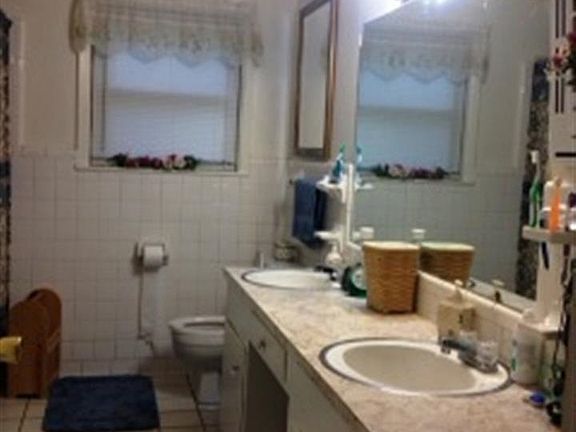 3rd image of 1215 Fern St