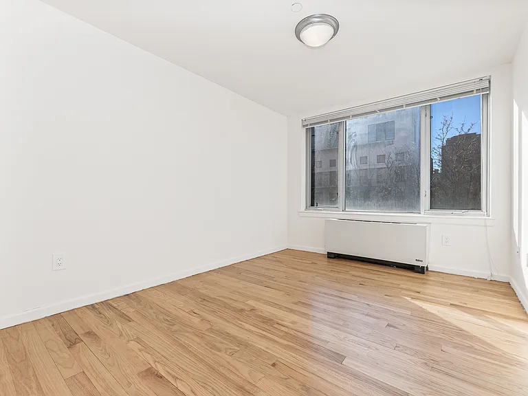222 E 3rd St #5F — Photo 4