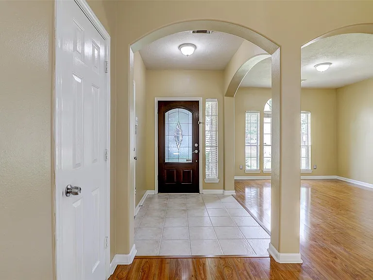 3323 Pioneer Bend Ln — Photo 3