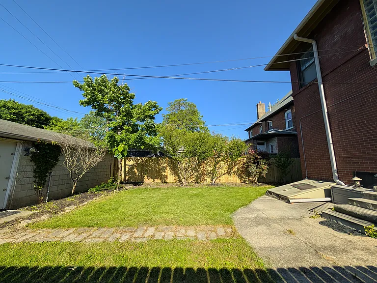 1041 Franklin Ave — Photo 25