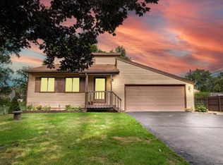 210 Lochaven Rd, Waterford, MI 48327