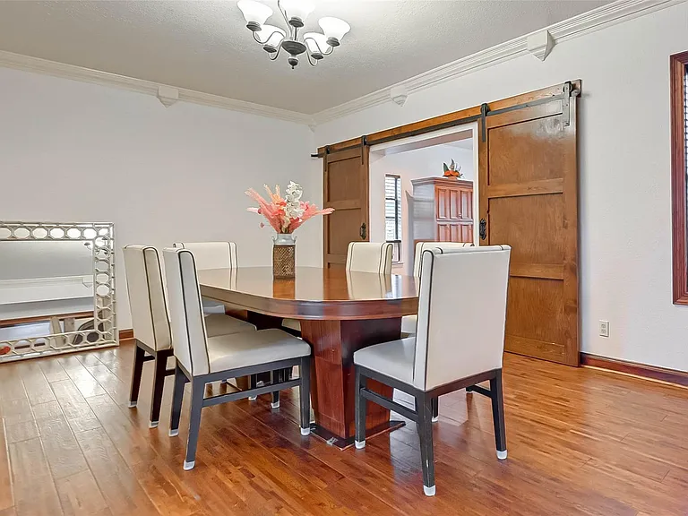 2412 Oakdale St — Photo 13