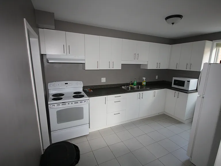 1098 Main St W #4 — Photo 4