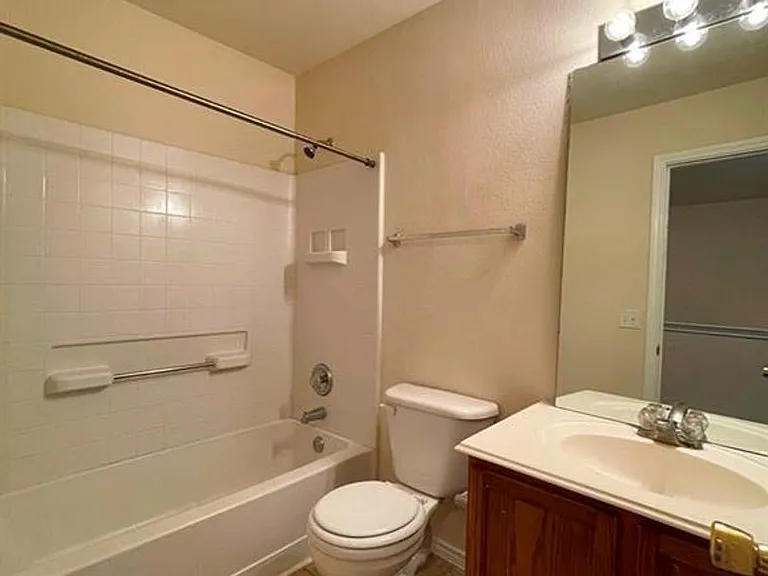 251B Utterback — Photo 16