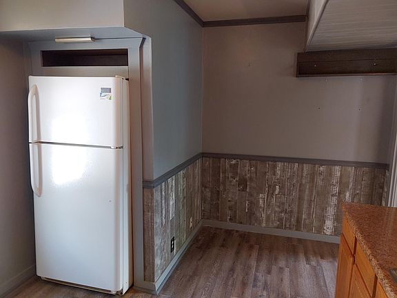 3rd image of 208 N Lincoln St