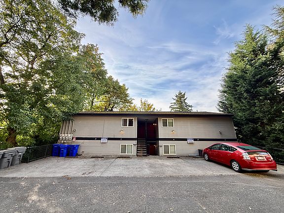 2nd image of 26 SW Hamilton Ct #28