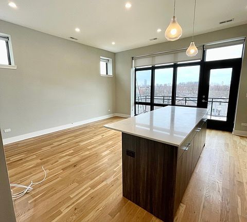 2nd image of 4555 N Ravenswood Ave #303