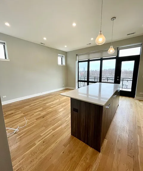 4555 N Ravenswood Ave #303 — Photo 2