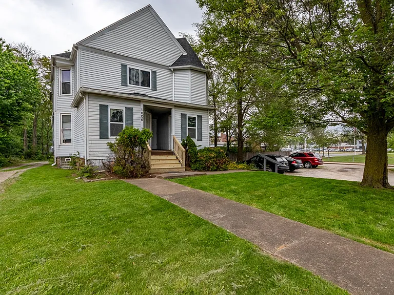 1606 Cleveland Ave NW — Photo 1