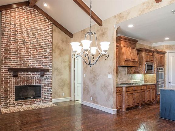 3rd image of 811 Amblewood Dr