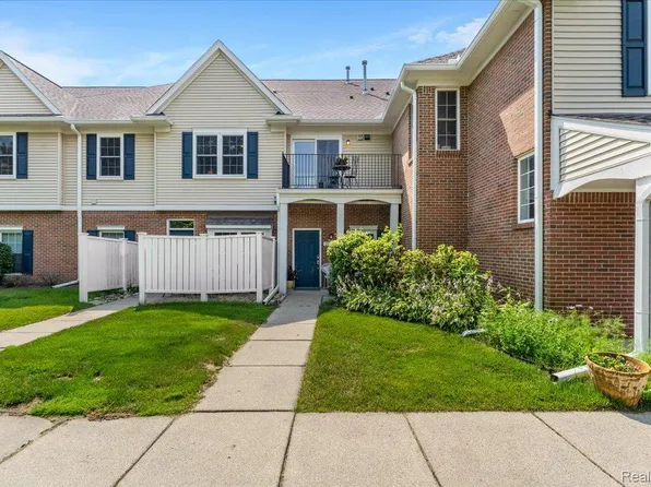 2929 Cottonwood Dr, Waterford, MI 48328