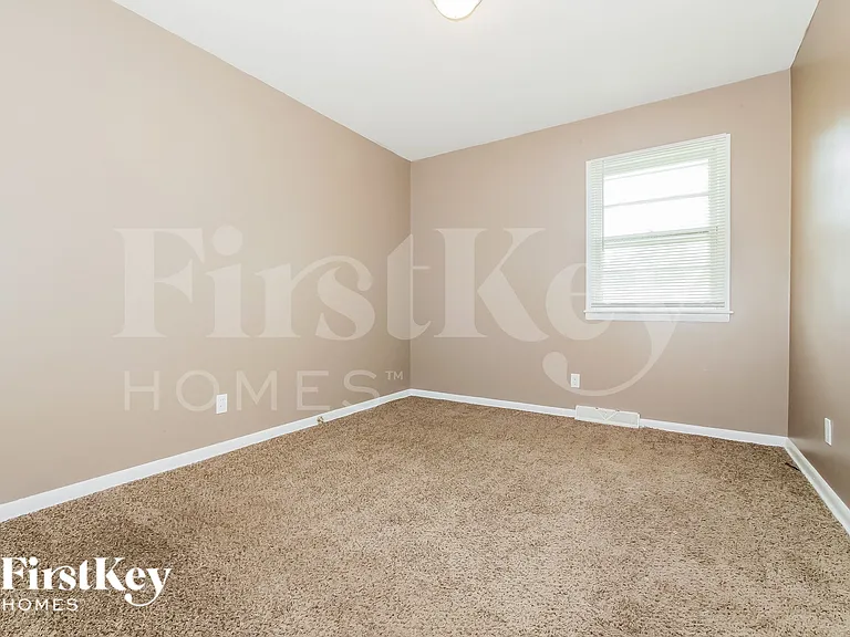 405 SW 11th St — Photo 12