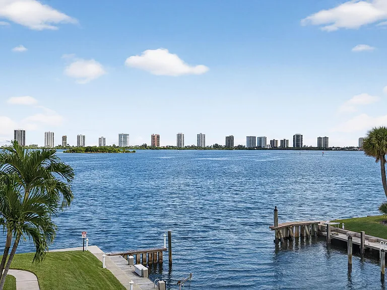 110 Shore Ct #301 — Photo 34