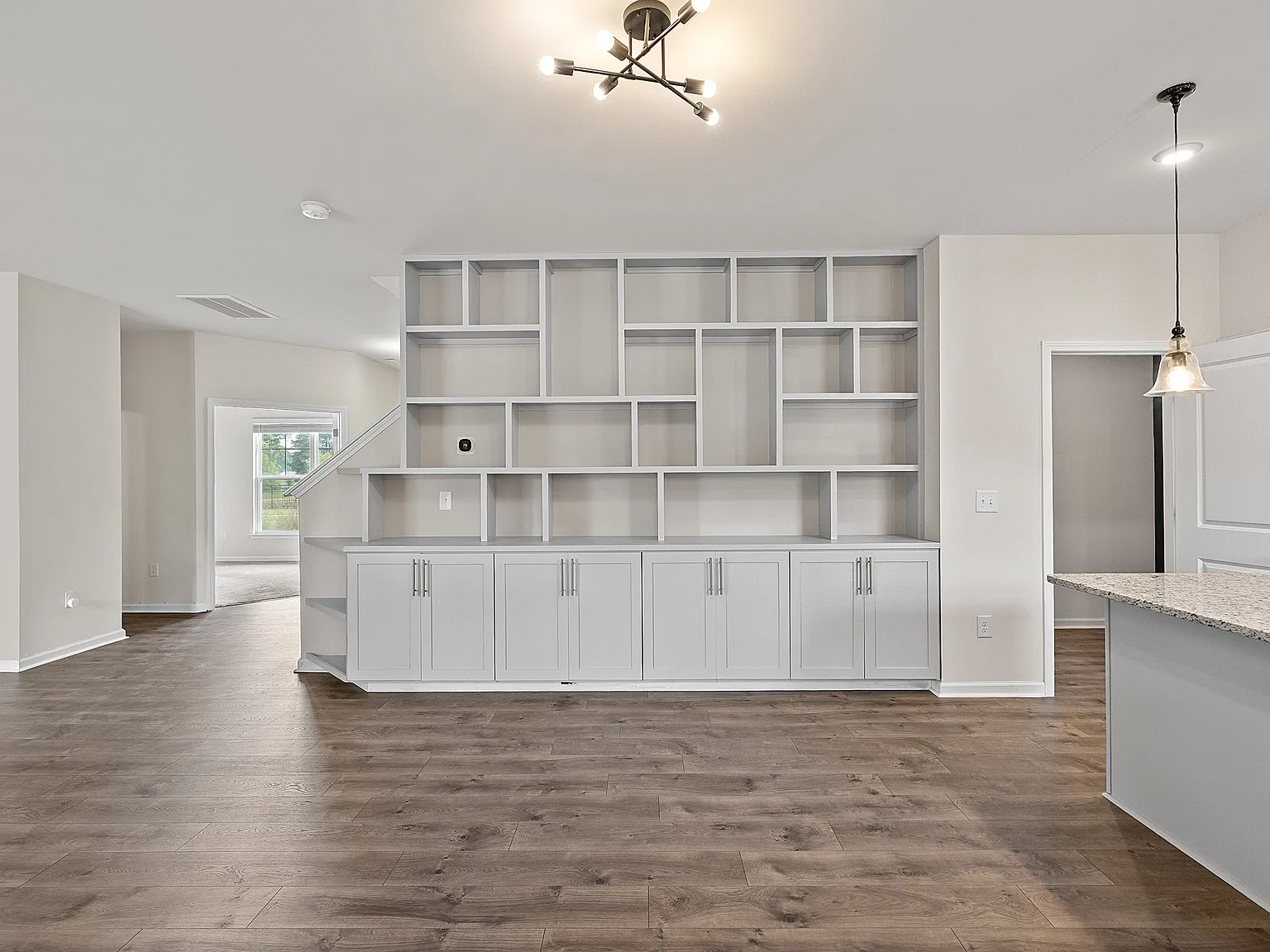 4 bed, 2.5 bath, 2287 sqft, $2,500 — Photo 3