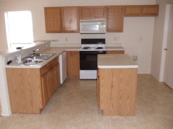 4th image of 334 Sweetwater Dr