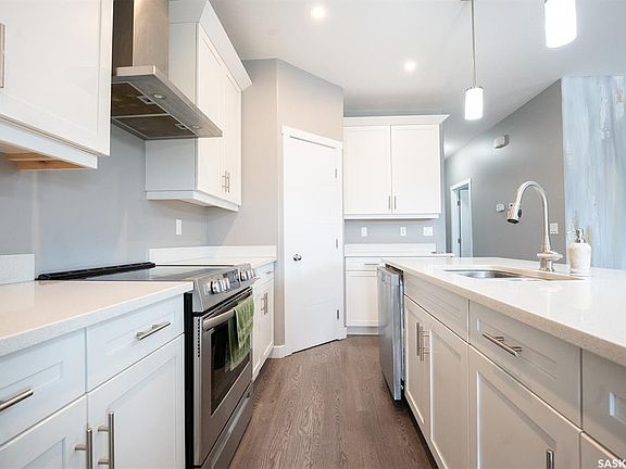 4th image of 415 McArthur CRESCENT