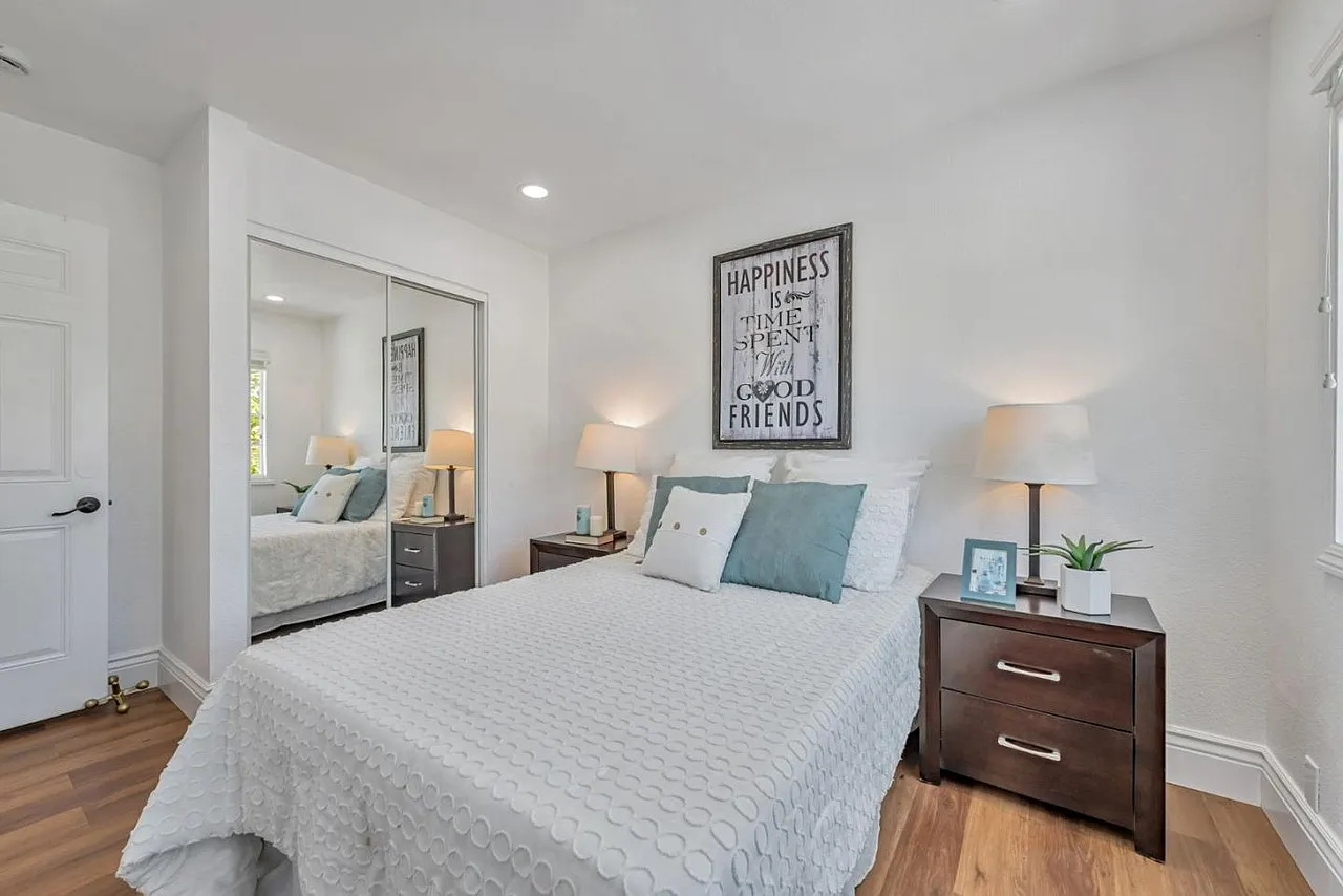 3 bed, 1301 sqft, $4,300 — Photo 3