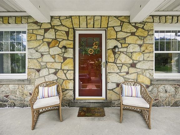 3rd image of 943 Davis Ave