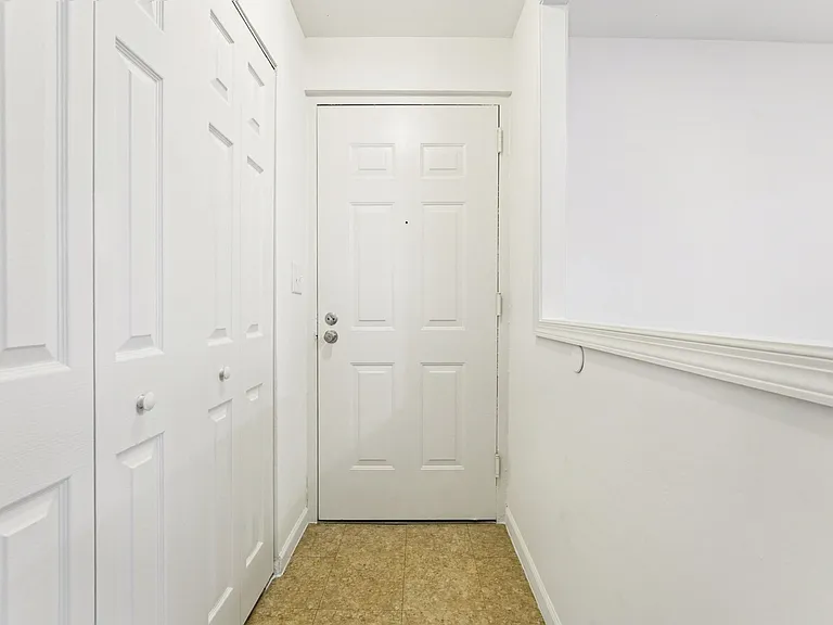 1BR, 1BA - 692SF - Foyer and Coat Closet