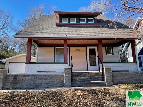 1745 Harkin Pl, Sioux City, IA 51103
