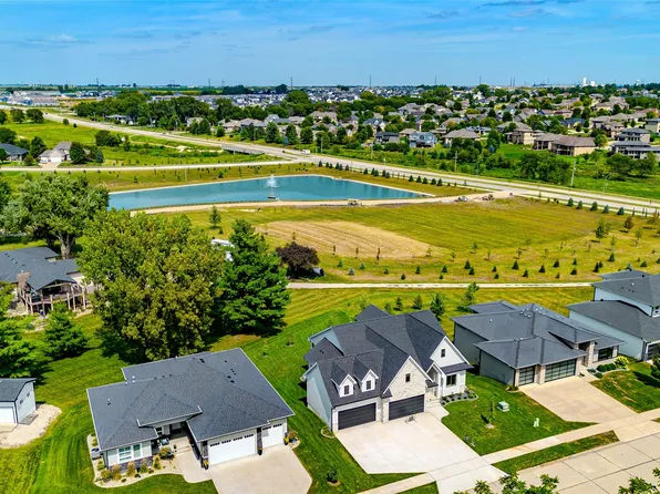 15801 Hickory Dr, Urbandale, IA 50323
