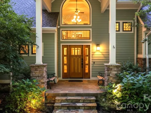 301 Gateway Dr, Hendersonville, NC 28739