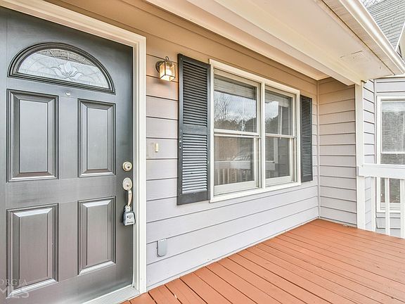 3rd image of 560 Silverthorne Cir