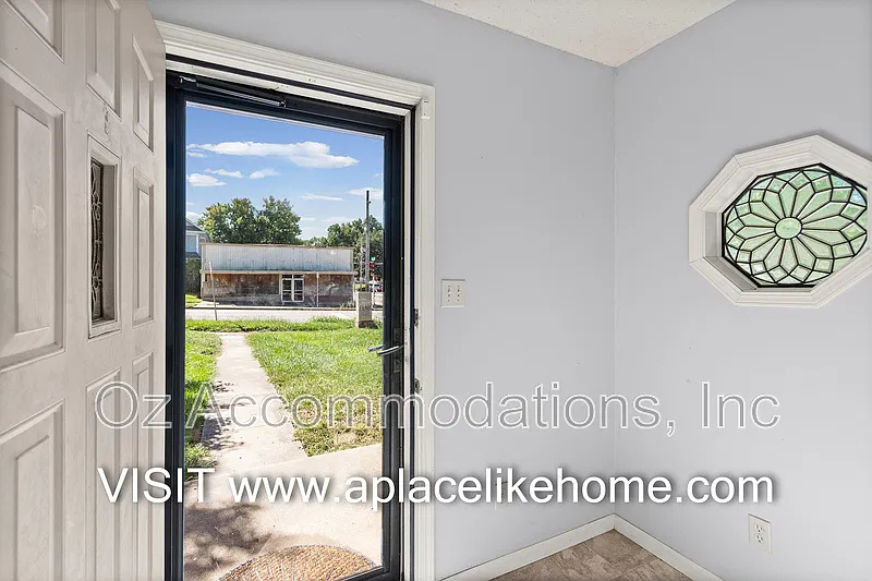 3 bed, 3.0 bath, 1200 sqft, $1,300 — Photo 2