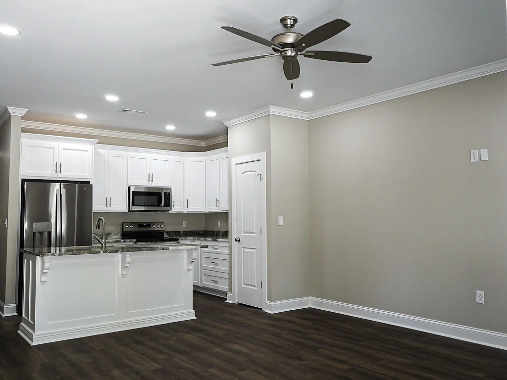 1360 Summer Cir SW — Photo 2